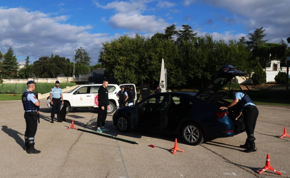 Ensayo de un �Check Point� por parte del personal de la Compa��a de Control Militar de la Guardia Real. (foto Julio Ma�z)
