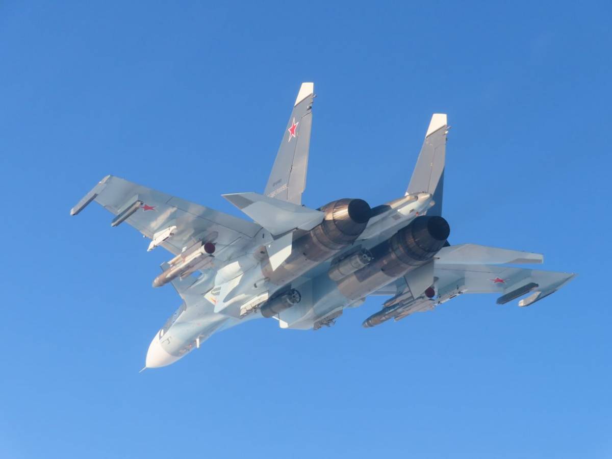 Uno de los Sukhoi Su-30SM/SM2 de la Aviaci�n Naval de Rusia, fotografiado por un EF-18M espa�ol. (foto EMAD)