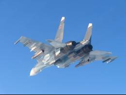 Uno de los Sukhoi Su-30SM/SM2 de la Aviaci�n Naval de Rusia, fotografiado por un EF-18M espa�ol. (foto EMAD)