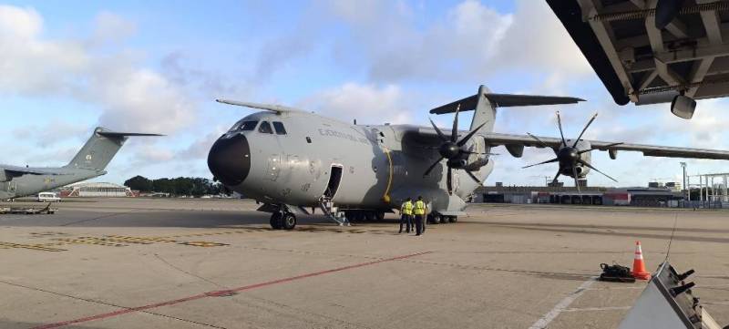 Airbus A-400M del Ej�rcito del Aire y del Espacio espa�ol llevan a Uruguay a la Patrulla Aspa.
