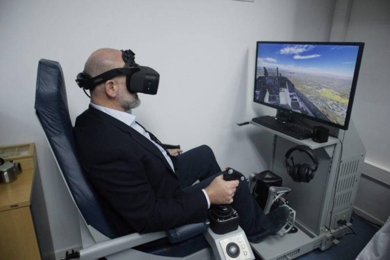 Delegaci�n de UCIMU-Sistemi per Produrre en las instalaciones de DTS.