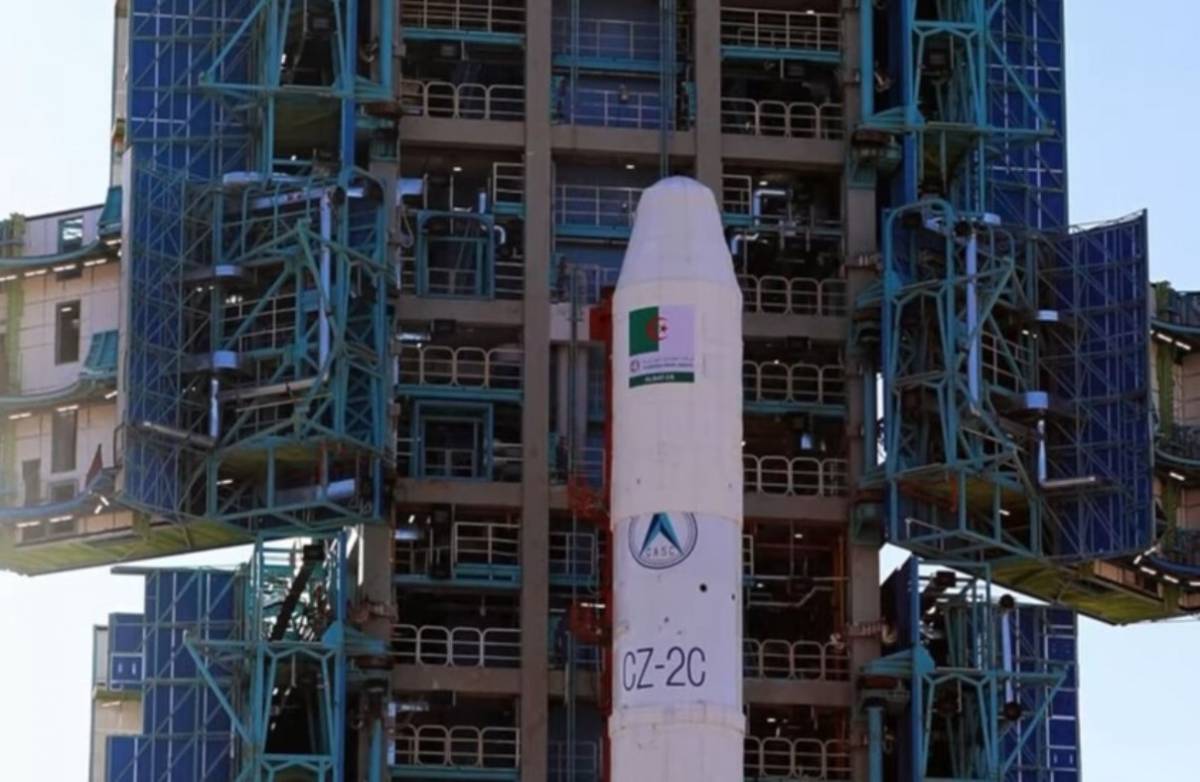 Un cohete espacial con un sat�lite del Centro de Lanzamiento de Sat�lites de Jiuquan en China - Fuente youtubeSciNewsRo.