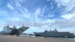 El nav�o anfibio turco �Anadolu� (izquierda) durante su escala, al fondo se ve el muy similar de la Armada espa�ola �Juan Carlos I�. (foto EMAD)