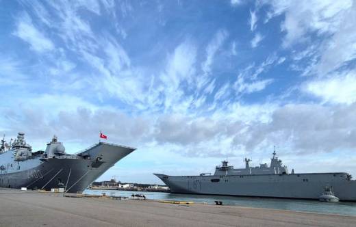 El nav�o anfibio turco �Anadolu� (izquierda) durante su escala, al fondo se ve el muy similar de la Armada espa�ola �Juan Carlos I�. (foto EMAD)