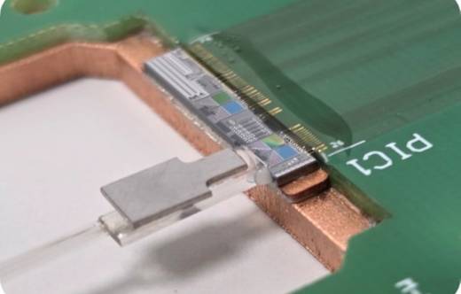 Terminal de comunicaciones FSOC integrado en chip de silicio (1.3 cm) 