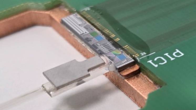 Terminal de comunicaciones FSOC integrado en chip de silicio (1.3 cm) 