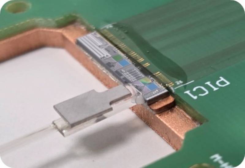 Terminal de comunicaciones FSOC integrado en chip de silicio (1.3 cm) 