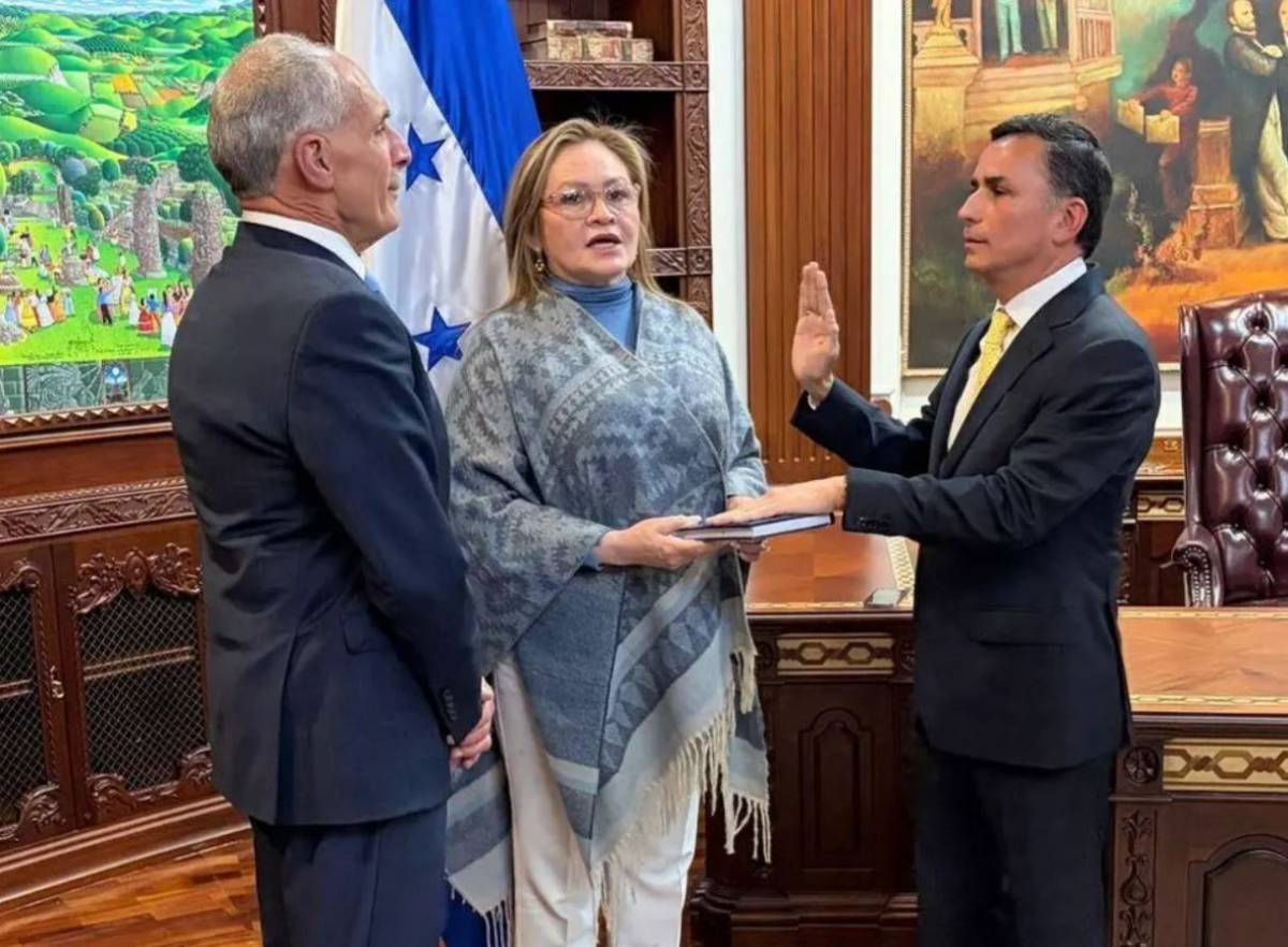El presidente de Honduras, Nasry Asfura Zablah, toma el juramento de Enrique Rodr�guez Burchard como nuevo Ministerio de Defensa. (Cr�dito: Ministerio de Defensa de Honduras) 