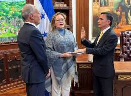 El presidente de Honduras, Nasry Asfura Zablah, toma el juramento de Enrique Rodr�guez Burchard como nuevo Ministerio de Defensa. (Cr�dito: Ministerio de Defensa de Honduras) 