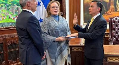 El presidente de Honduras, Nasry Asfura Zablah, toma el juramento de Enrique Rodr�guez Burchard como nuevo Ministerio de Defensa. (Cr�dito: Ministerio de Defensa de Honduras) 