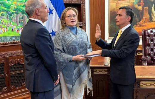 El presidente de Honduras, Nasry Asfura Zablah, toma el juramento de Enrique Rodr�guez Burchard como nuevo Ministerio de Defensa. (Cr�dito: Ministerio de Defensa de Honduras) 