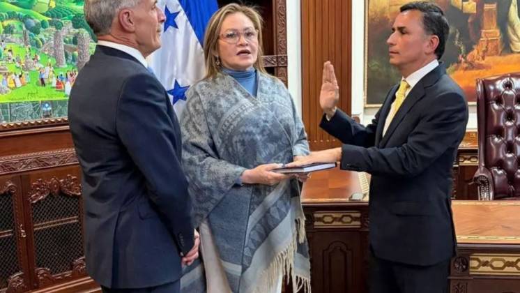 El presidente de Honduras, Nasry Asfura Zablah, toma el juramento de Enrique Rodr�guez Burchard como nuevo Ministerio de Defensa. (Cr�dito: Ministerio de Defensa de Honduras) 