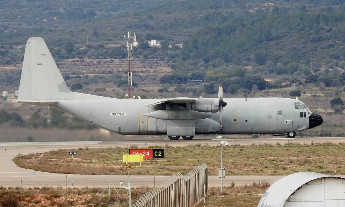 El C-130H-30 de Blue Arospace rondando en el aeropuerto de Castell�n, al inicio de su largo viaje hasta Singapur. (foto Javier Ballesteros)