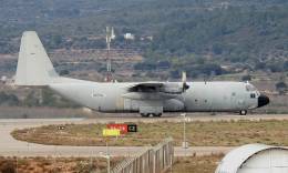 El C-130H-30 de Blue Arospace rondando en el aeropuerto de Castell�n, al inicio de su largo viaje hasta Singapur. (foto Javier Ballesteros)