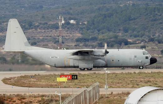 El C-130H-30 de Blue Arospace rondando en el aeropuerto de Castell�n, al inicio de su largo viaje hasta Singapur. (foto Javier Ballesteros)