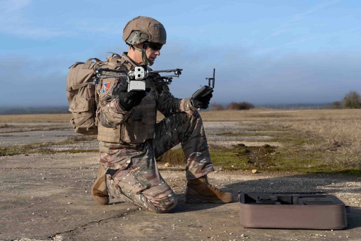 Los dornes SORONA son peque�os quadric�pteros f�ciles de operar y de reparar en el terreno. Adem�s del m�dulo optr�nico podr�an llevar una peque�a carga ofensiva. (Arm�e de Terre)