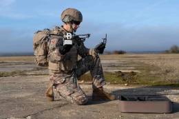 Los dornes SORONA son peque�os quadric�pteros f�ciles de operar y de reparar en el terreno. Adem�s del m�dulo optr�nico podr�an llevar una peque�a carga ofensiva. (Arm�e de Terre)