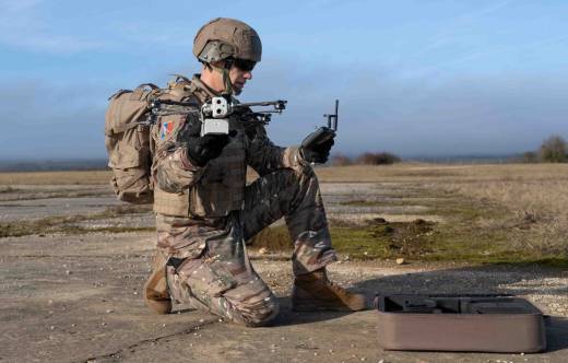 Los dornes SORONA son peque�os quadric�pteros f�ciles de operar y de reparar en el terreno. Adem�s del m�dulo optr�nico podr�an llevar una peque�a carga ofensiva. (Arm�e de Terre)