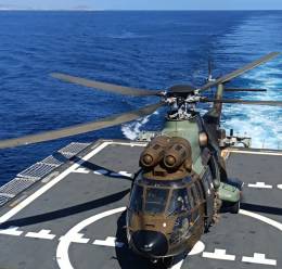 Uno de los AS332 del BHELMA VI operando desde la cubierta del �Meteoro�. (Foto MCANA)