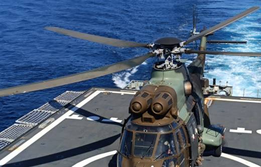 Uno de los AS332 del BHELMA VI operando desde la cubierta del �Meteoro�. (Foto MCANA)