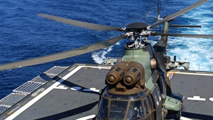 Uno de los AS332 del BHELMA VI operando desde la cubierta del �Meteoro�. (Foto MCANA)