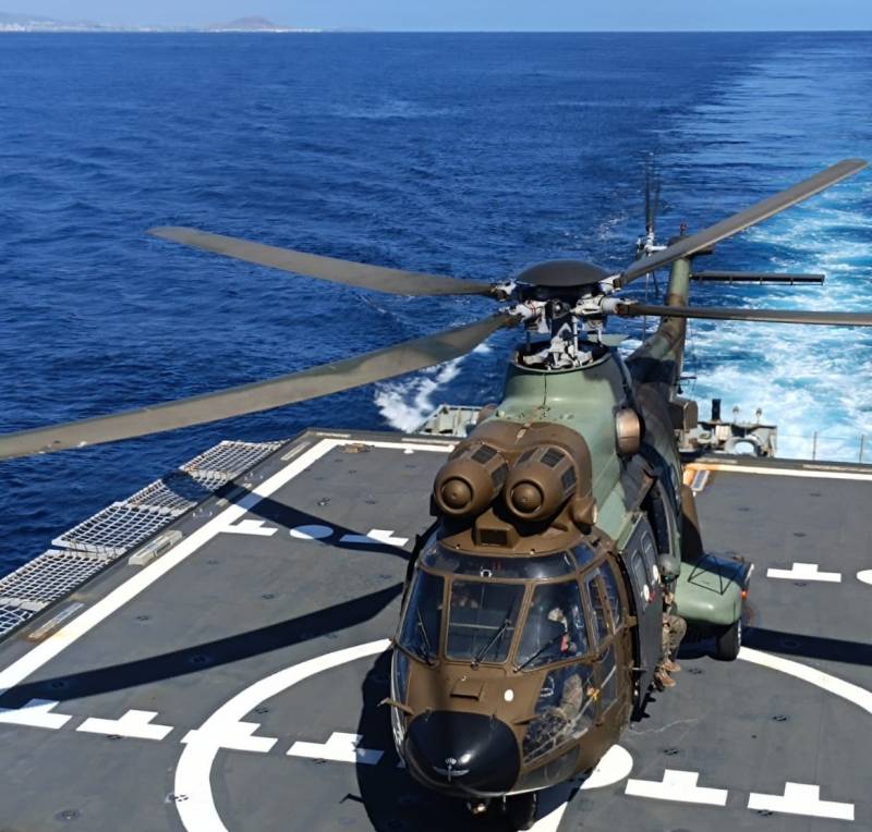 Uno de los AS332 del BHELMA VI operando desde la cubierta del �Meteoro�. (Foto MCANA)