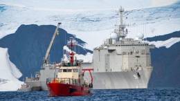 Buque multiprop�sito LSDH-91 �Sargento Aldea� de la Armada de Chile en Bah�a Fildes, Territorio Chileno Ant�rtico.