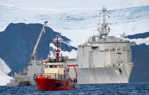 Buque multiprop�sito LSDH-91 �Sargento Aldea� de la Armada de Chile en Bah�a Fildes, Territorio Chileno Ant�rtico.
