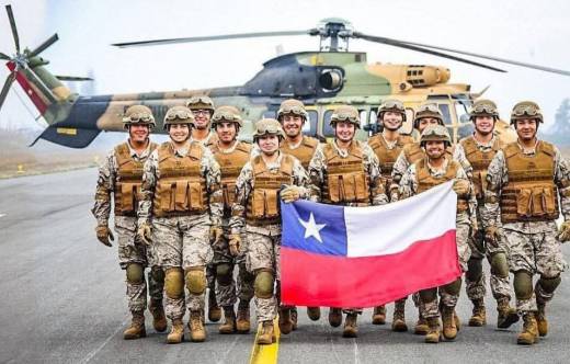 Soldados del Ej�rcito de Chile junto a un Helic�ptero AS532 Cougar. 
