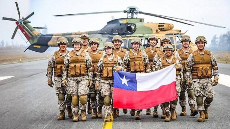 Soldados del Ej�rcito de Chile junto a un Helic�ptero AS532 Cougar. 