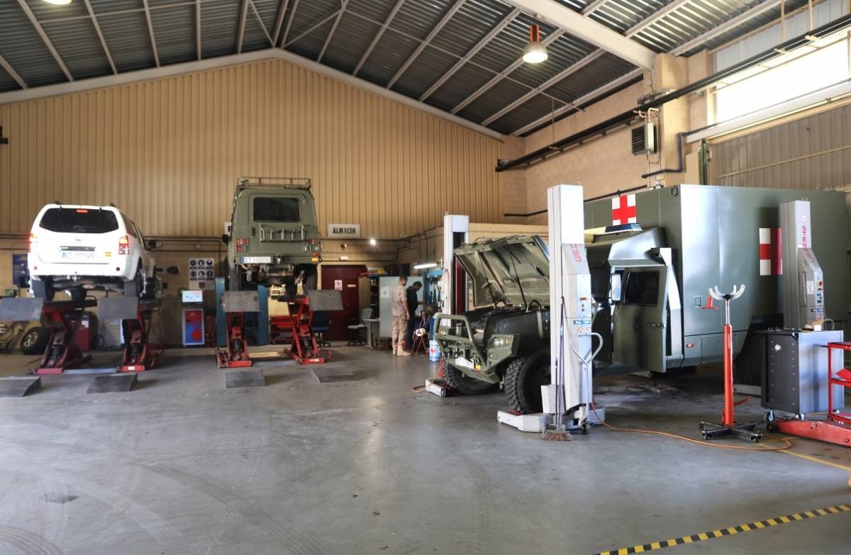 Los talleres de la Compa��a de Mantenimiento del Grupo Log�stico de la Guardia Real, a diferencia de otros, trabajan con m�ltiples modelos de veh�culos. (foto Julio Maiz)