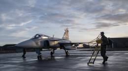 Uno de los Saab �Gripen� de la Fuerza A�rea de Suecia en Keflav�k. (foto Flygvapnet)