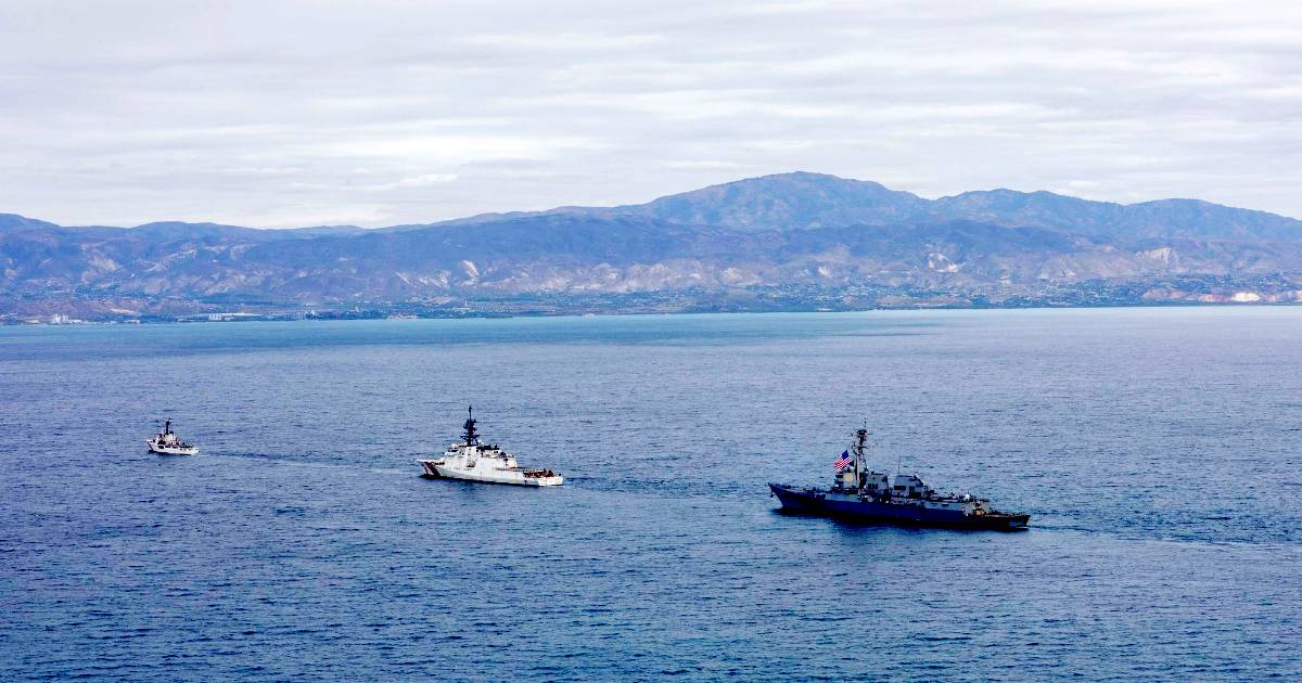 Entrada del destructor USS Stockdale (DDG‑106) y los cutter USCGC Stone (WMSL-758) en la bah�a de Puerto Pr�ncipe. (Foto: SOUTHCOM)