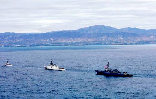 Entrada del destructor USS Stockdale (DDG‑106) y los cutter USCGC Stone (WMSL-758) en la bah�a de Puerto Pr�ncipe. (Foto: SOUTHCOM)
