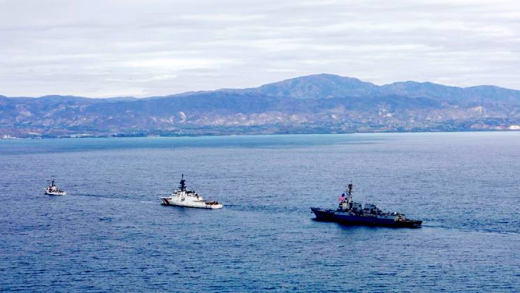 Entrada del destructor USS Stockdale (DDG‑106) y los cutter USCGC Stone (WMSL-758) en la bah�a de Puerto Pr�ncipe. (Foto: SOUTHCOM)