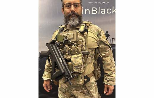 Ya se fabrica en serie el avanzado concepto de correa portafusil The Triangle WRS que mantiene el arma en el torso. (Octavio D�ez C�mara)