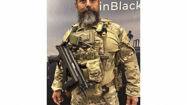 Ya se fabrica en serie el avanzado concepto de correa portafusil The Triangle WRS que mantiene el arma en el torso. (Octavio D�ez C�mara)