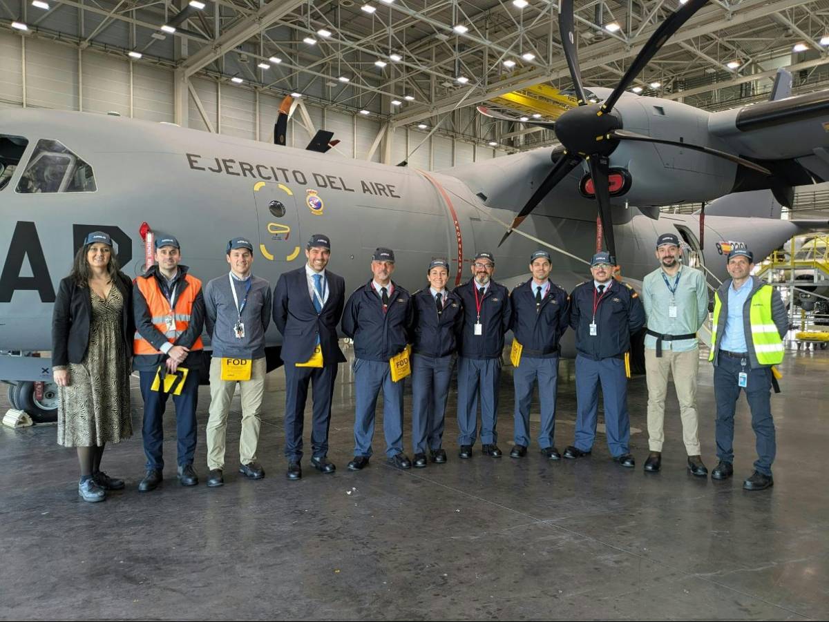 Personal del Ala 46 y de Airbus DS frente al primer C295 MSA del Ej�rcito del Aire y del Espacio. (foto Ala 46)