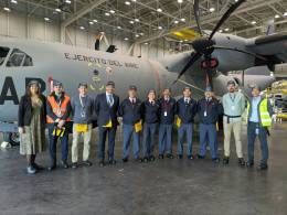 Personal del Ala 46 y de Airbus DS frente al primer C295 MSA del Ej�rcito del Aire y del Espacio. (foto Ala 46)