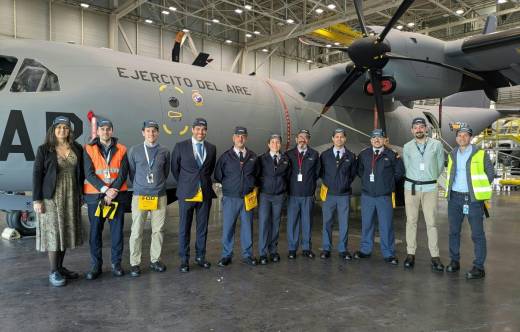 Personal del Ala 46 y de Airbus DS frente al primer C295 MSA del Ej�rcito del Aire y del Espacio. (foto Ala 46)