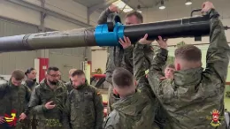 Inspeccion de los ca�ones de los obuses M109 del Ej�rcito de Tierra