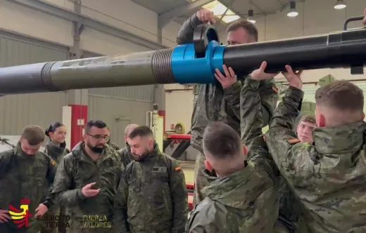 Inspeccion de los ca�ones de los obuses M109 del Ej�rcito de Tierra