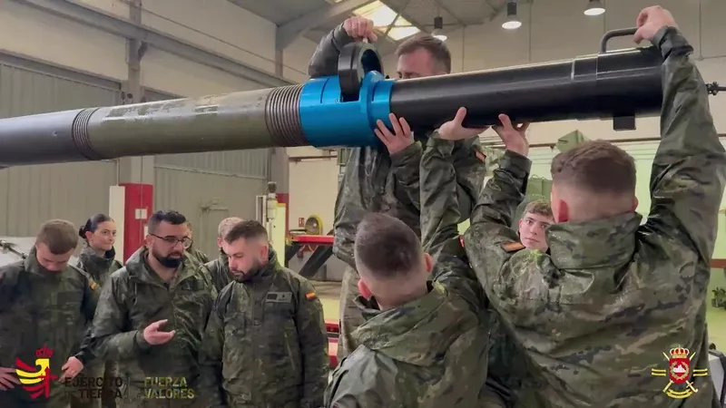 Inspeccion de los ca�ones de los obuses M109 del Ej�rcito de Tierra