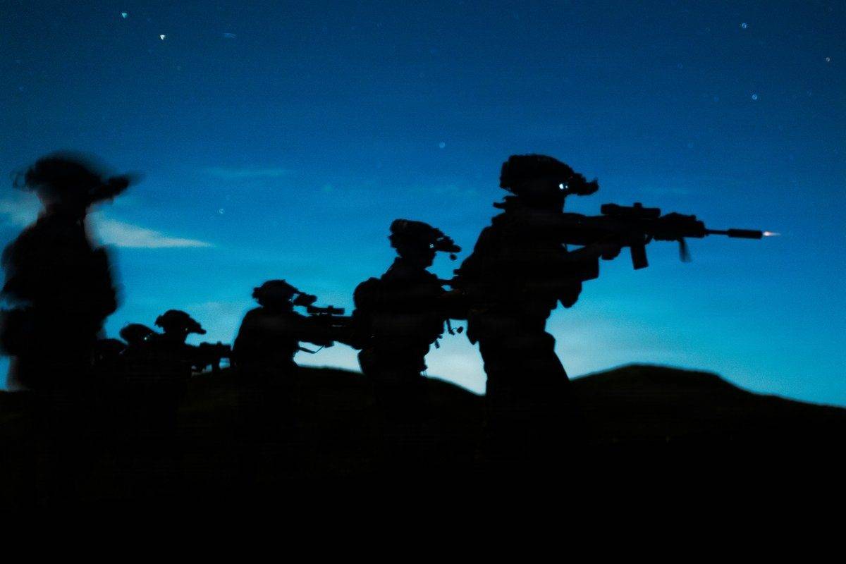 Marines del Tercer Batall�n, 6.� Regimiento durante un ejercicio de tiro nocturno en el pol�gono de tiro de la Estaci�n Naval Roosevelt Roads. (foto: SOUTHCOM)