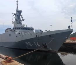 El patrullero oce�nico AB Kari�a (PO‑14) durante la maniobra de desvarada del dique N.� 2 de DIANCA. (Foto: Armada Bolivariana)