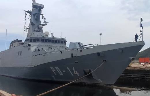 El patrullero oce�nico AB Kari�a (PO‑14) durante la maniobra de desvarada del dique N.� 2 de DIANCA. (Foto: Armada Bolivariana)