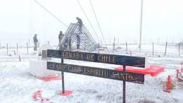 Personal Argentino retirando los paneles solares en territorio chileno, (Faro Esp�ritu Santo, Hito 1) en junio de2024.