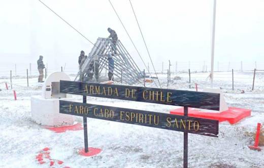 Personal Argentino retirando los paneles solares en territorio chileno, (Faro Esp�ritu Santo, Hito 1) en junio de2024.
