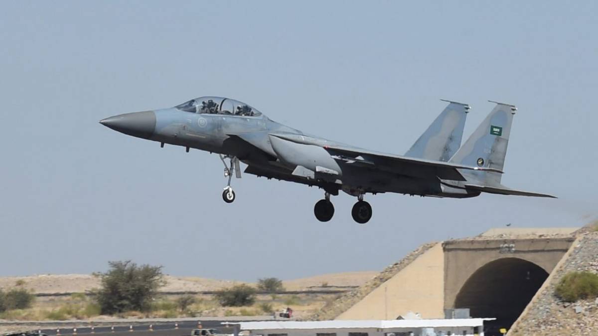 Un avi�n de combate saud� F-15 aterriza en la base a�rea militar de Khamis Mushayt (FAYEZ NURELDINEAFP v�a Getty Images)