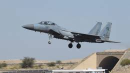 Un avi�n de combate saud� F-15 aterriza en la base a�rea militar de Khamis Mushayt (FAYEZ NURELDINEAFP v�a Getty Images)